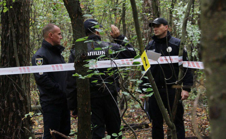 Ранкова знахідка налякала всю Україну! У лісі біля Бучі в одній із ям було знайдено людей. Також біля них були цінні речі.. (ФОТО)