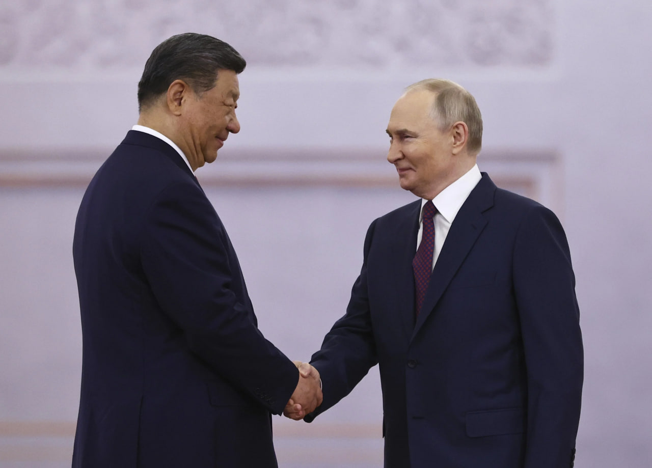 Перші хвилини ЗУСТРІЧІ Путіна й Сі шо кували УСІХ! Тільки погляньте, що привезли  у Кремль з Китаю