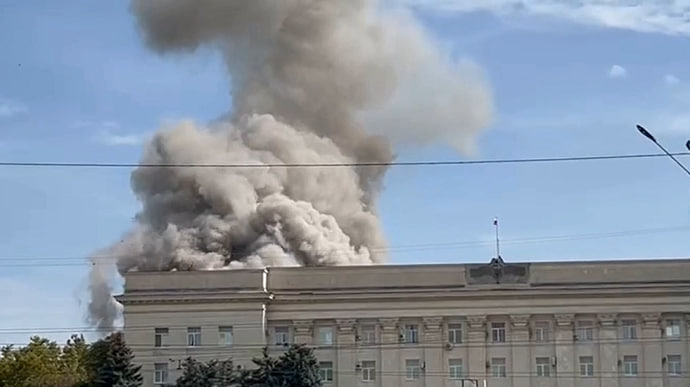 Прямо в ціль на 9 травня: Прилетіло дроном по будівлі уряду. Запрошені гості були добряче перелякані! Тільки гляньте, як метушились..