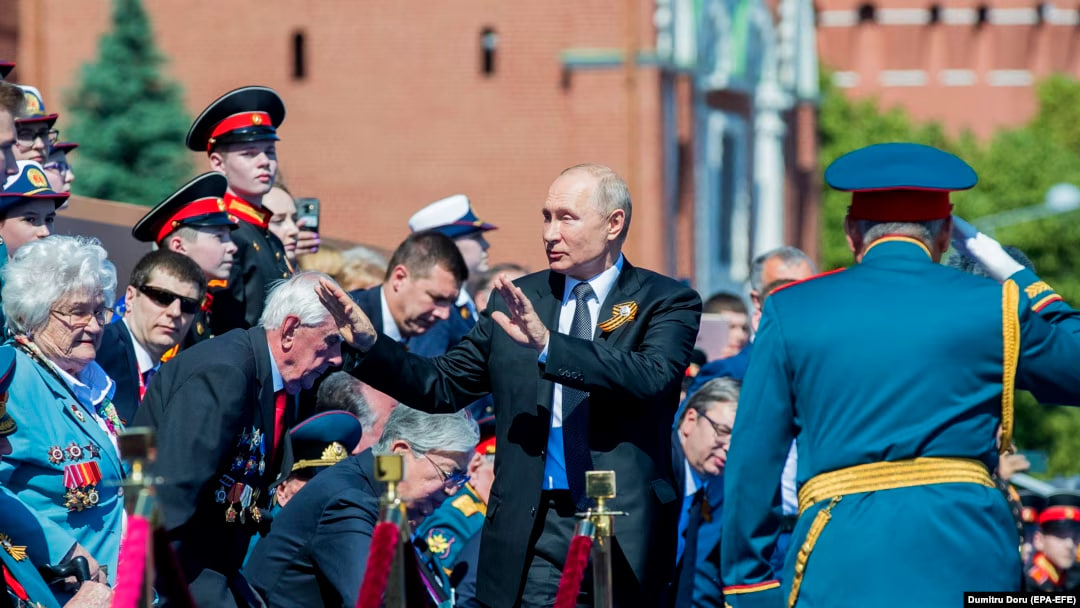 Просто зараз! ПЕРШІ КАДРИ з ПАРАДУ на Росії. Тільки ПОДИВІТЬСЯ, що там несеться…