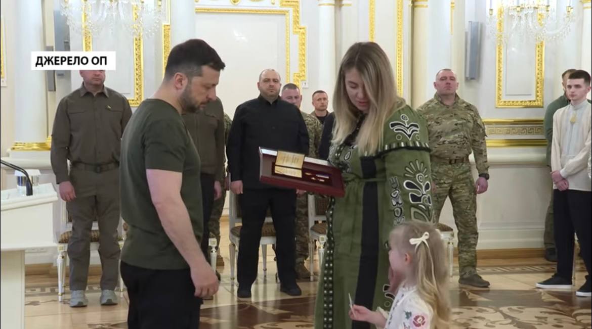 Гляньте, що СТАЛОСЬ під час нагородження! ЗЕЛЕНСЬКИЙ ледь стримав сльози.