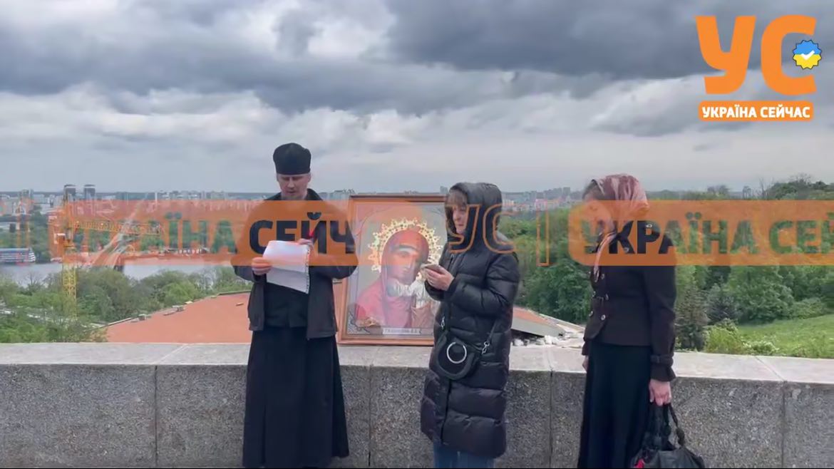 В Києві представник, РПЦ прийшов до Парку Вічної Слави з величезною іконою і квітами, заспівав пісню «День побєди». Але те, що сталося далі варто похвали…