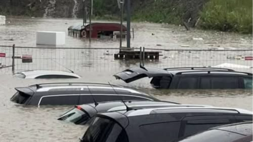 Прорвало дамбу! Місто за лічені хвилини пішло під воду. Такої повені вже не було десятиліття.. (ФОТО)