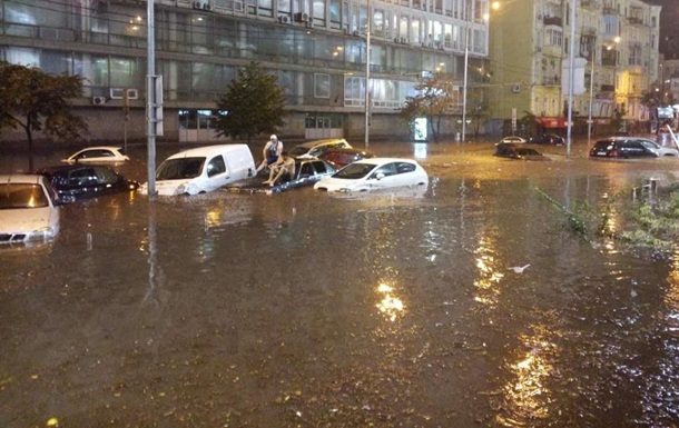 АПОКАЛИПСИС в РФ! Місто мільйонник пішло під воду. Вулиці перетворилися на РІЧКИ. Кремль збирає негайне засідання