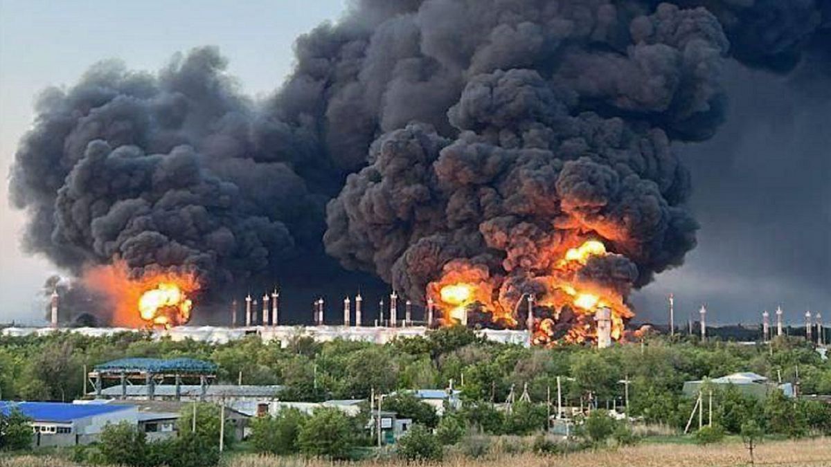 Росіяни, ПІДЙОМ! Аеродроми Путіна ЗАТРЯСЛО від вибухів. Кадри ПЕРШИХ ХВИЛИН: дим ВСЮДИ. Вличили по “гордості” бункерного..