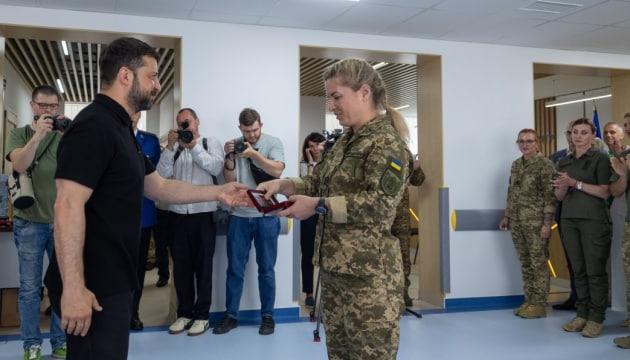 Зеленський НЕ ЧЕКАВ такого! Гляньте, що сталось під час НАГОРОДЖЕННЯ медиків. Увага на ВСІХ…
