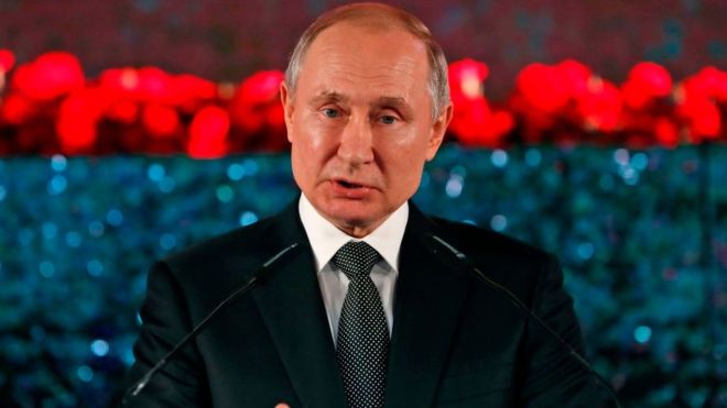 Путіна не впізнати… ЛЕДЬ ГОВОРИТЬ! НАЧУДИВ прямо на сцені.