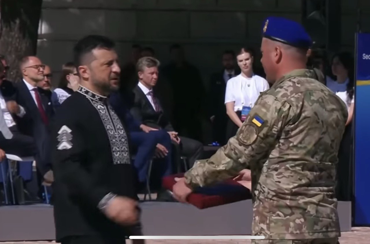 Зеленський НЕ ЧЕКАВ такого від ВОЇНІВ: “ТАЙРА” зробила це під час НАГОРОДЖЕННЯ. ГЛЯНЬТЕ НА РЕАКЦІЮ