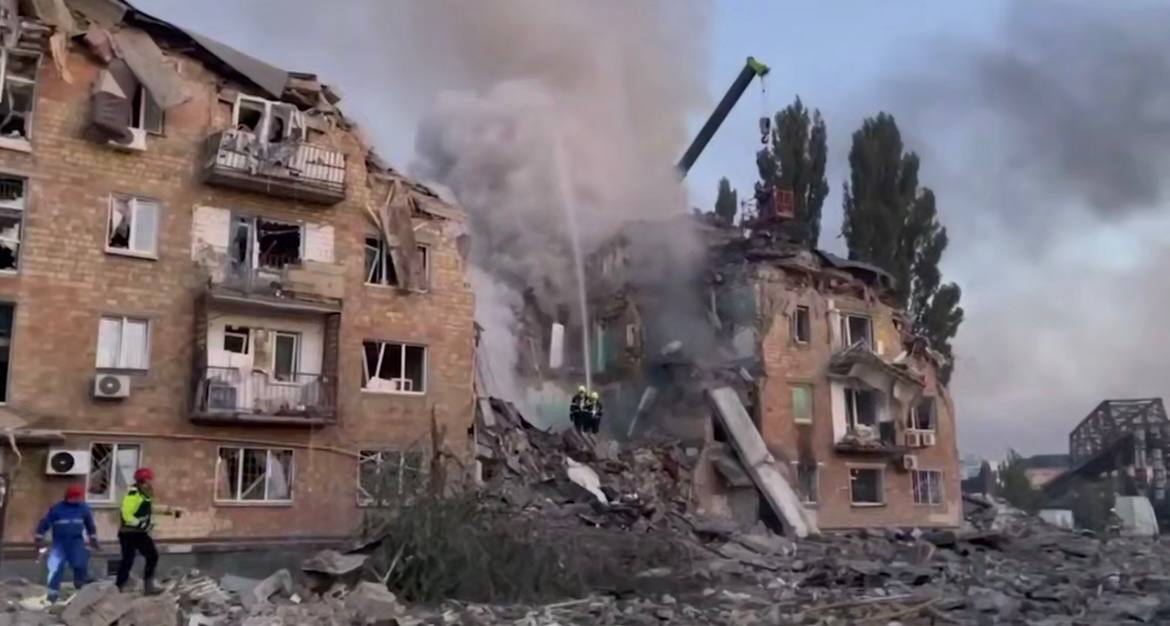 НАЖИВО З КИЄВА після нічної атаки! Все ПОТРОЩЕНО, вулиця засипана УЛАМКАМИ. Таких ВИБУХІВ ще не чули