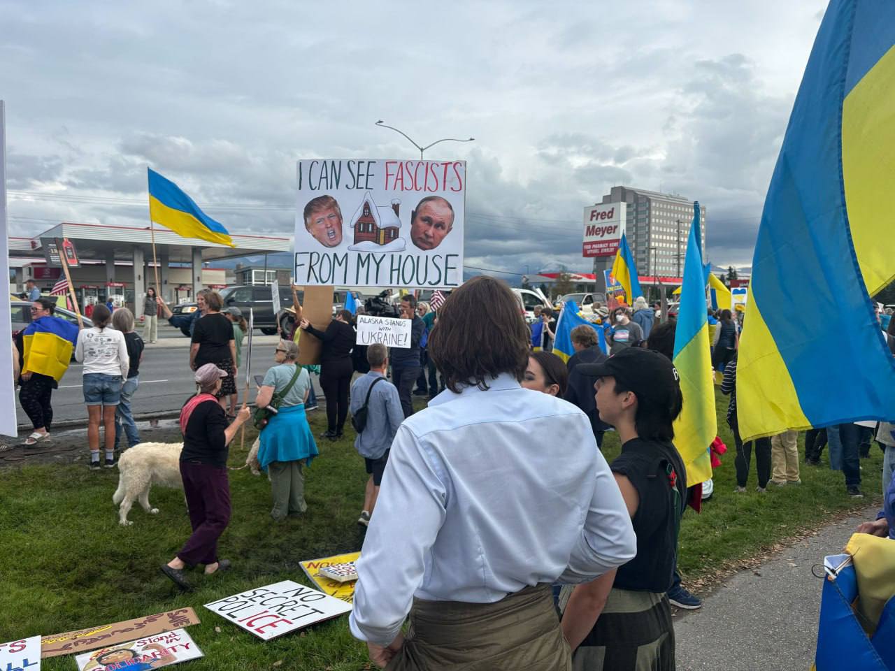 «Руки геть від України!», «рф не зупиниться!» – на Алясці перед самітом Трампа і Путіна триває мітинг. Сотні людей на вулиці! Зустріч під ВЕЛИКИМ ПИТАННЯМ?..